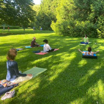 Yoga im Stadtpark Rheinfelden Schweiz, Yoga in der Natur, Yogakurs in Rheinfelden